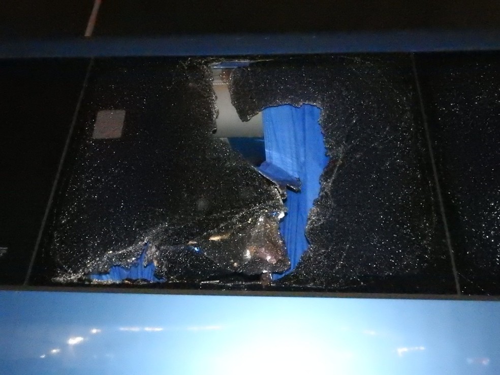 &Ocirc;nibus de torcedores do Flamengo &eacute; apedrejado &mdash; Foto: Fred Gomes