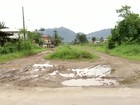Moradores de Paraty, RJ, reclamam de ponte muito estreita e lama em rua