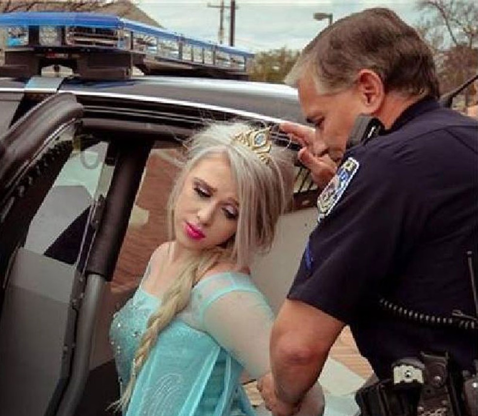 Polícia dos EUA 'prende' a Rainha Elsa, suspeita de trazer onda de frio ao país — Foto: McLean Police Department