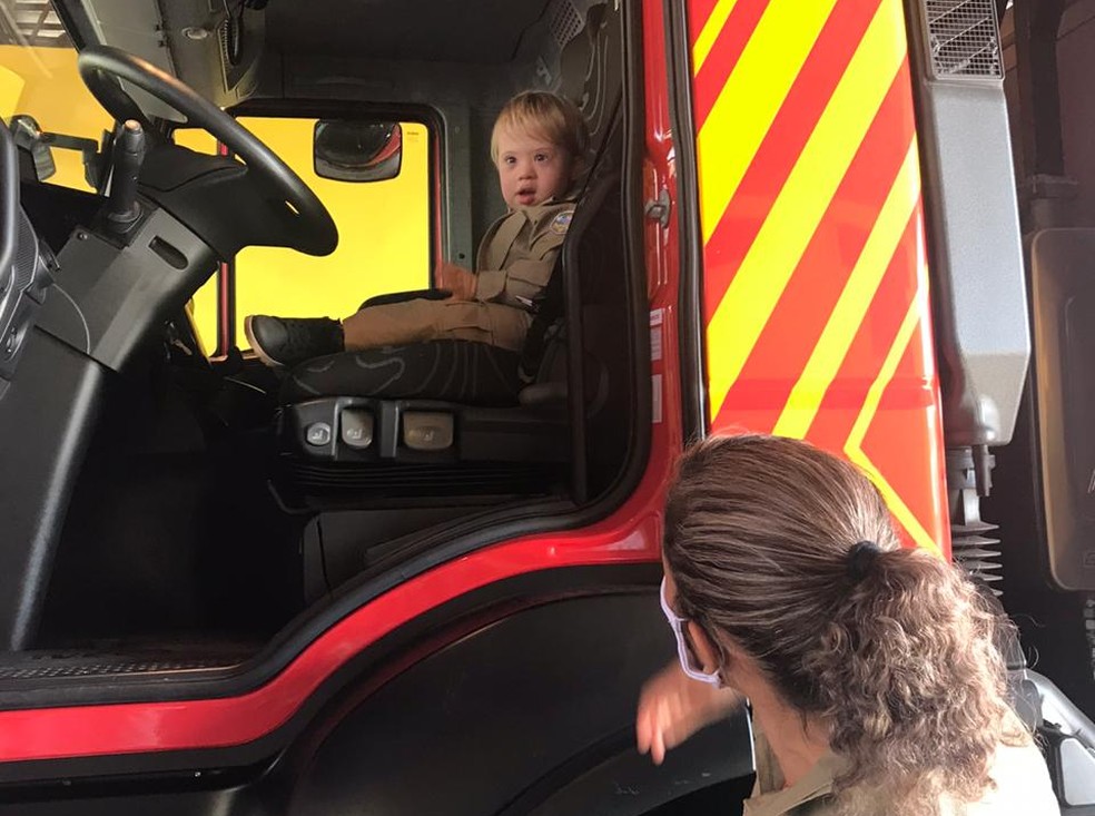 Lorenzo no caminh&atilde;o dos Bombeiros  &mdash; Foto: Yule Moura de Moraes Oliveira