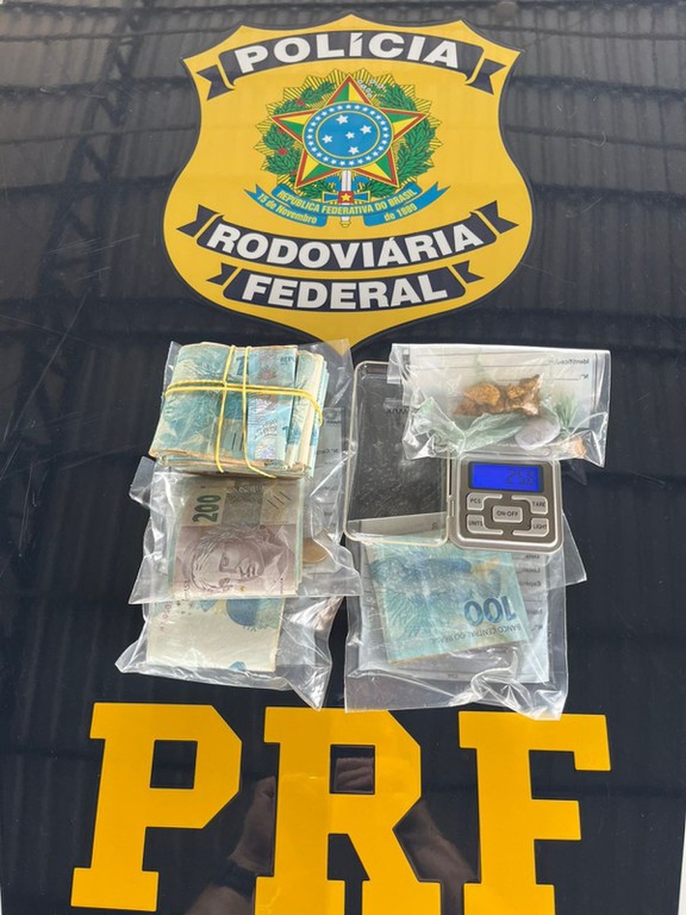 Polícia prende dois homens com ouro ilegal — Foto: PRF