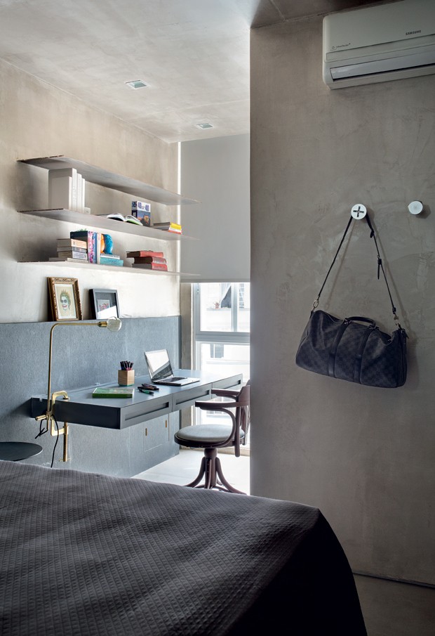 Escritório | Coube na suíte um espaço com prateleiras de ferro engastadas na parede. Cadeira Ton, da LZ Studio (Foto: Denilson Machado/MCA Estúdio)