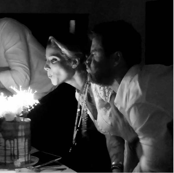 O ator Chris Hemsworth no aniversário de sua esposa, a atriz Elsa Pataki (Foto: Instagram)