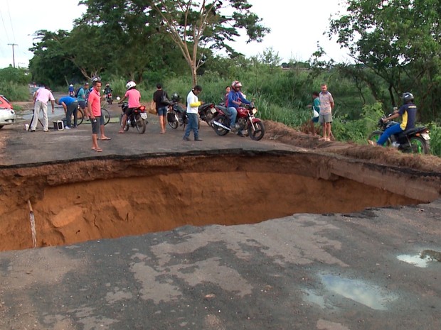 Cratera interrompe tráfego de veículos na estrada que dá acesso ao povoado Alegria (Foto: Reprodução/TV Clube)