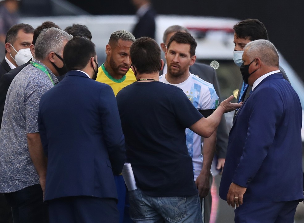 Jogo entre Brasil e Argentina foi interrompido após invasão de campo por parte de funcionários da Anvisa — Foto: REUTERS/Amanda Perobelli