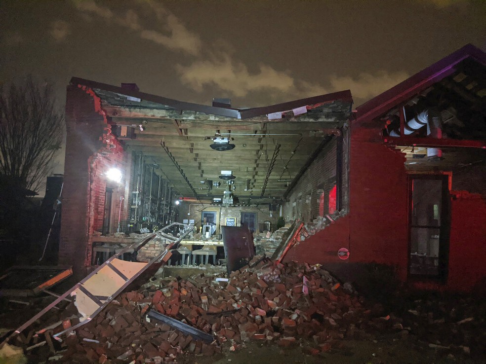 Parede de um restaurante caiu por causa de um tornado em Nashville, nos EUA, em 3 de março de 2020 — Foto: Alex Carlson/AP
