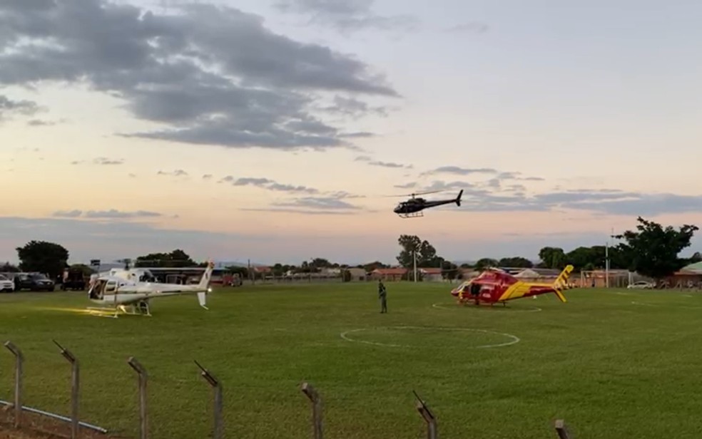 Helicópteros ajudam nas buscas por Lázaro em região de mata — Foto: Honório Jacometto/TV Anhanguera