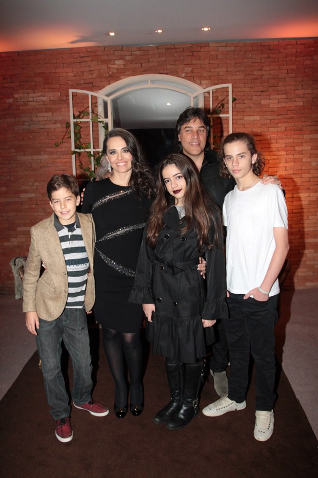 Carla posa com o marido Carlos Monnerat e os filhos: os gêmeos Pedro e Clarissa e Marcelo, seu caçula. (Foto: AgNews)