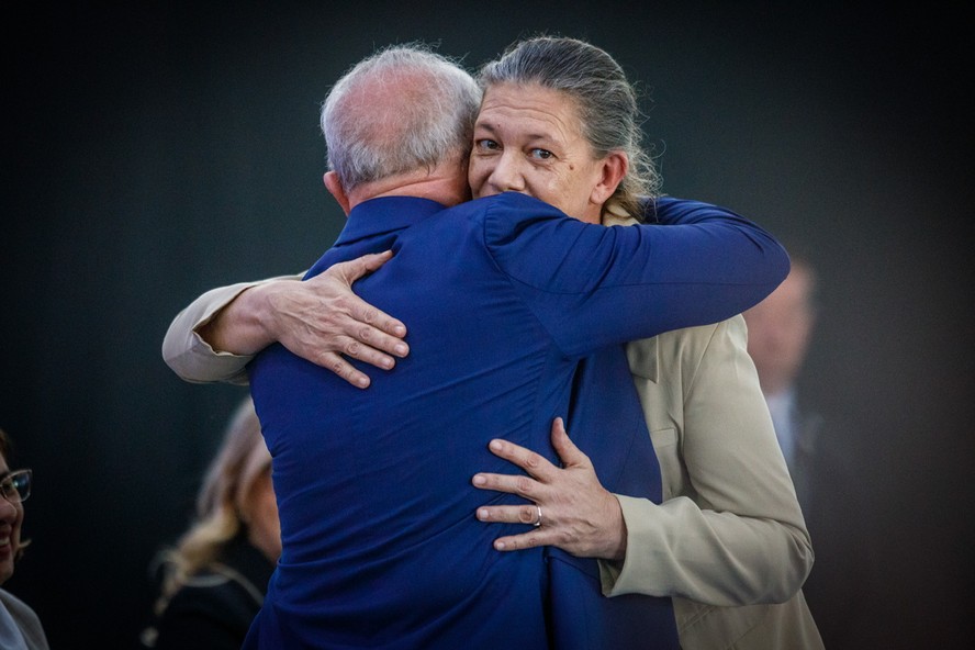 O presidente Lula abraça a ministra do Esporte, Ana Moser