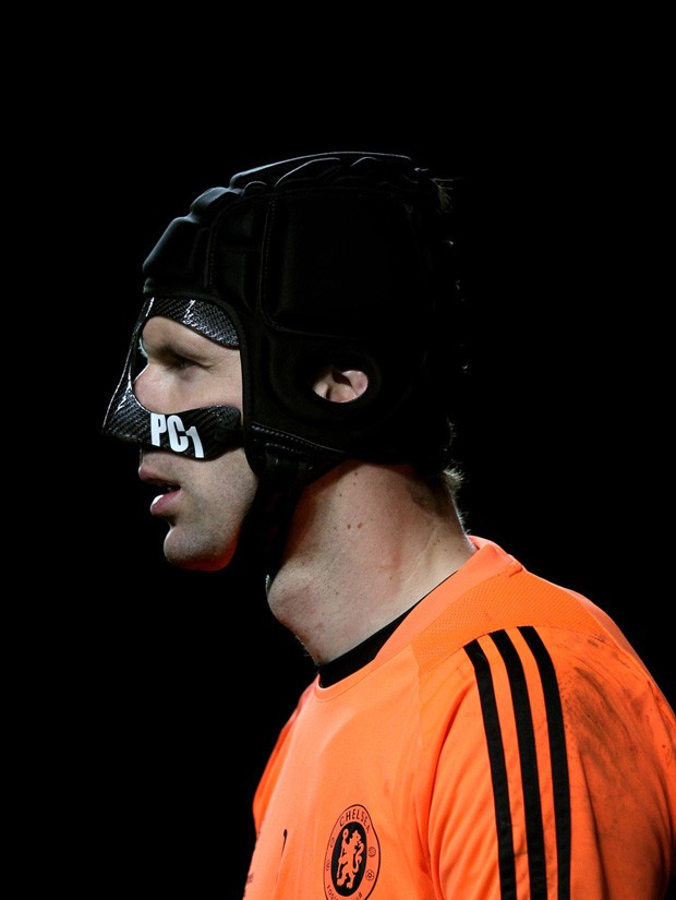 Petr Cech escolheu um modelo que protegesse toda a face literalmente (Foto: Getty Images)