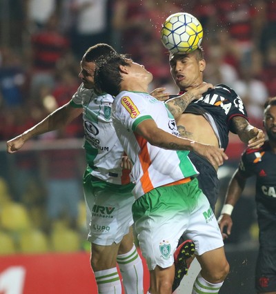 Menos caô, mais gols e finalizações: Guerrero vira o jogo na volta ao Ninho