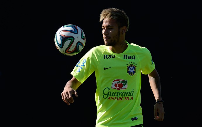 [COPA 2014] Desfilando habilidade: Neymar faz aquecimento e se exibe com a bola