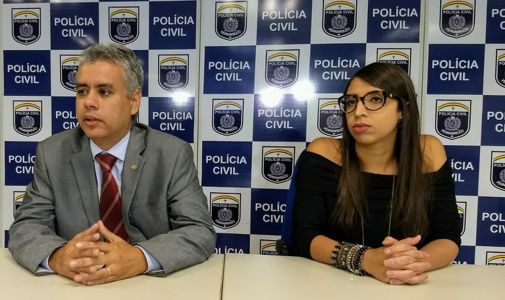 Delegado Jean Rockfeller (delegado secccional da Goiana) e Bárbara Fort (delegada de Carpina), durante apresentação de operação contra posse de pornografia infantil, nesta quinta-feira (19) (Foto: Paulo César/Polícia Civil de Pernambuco)