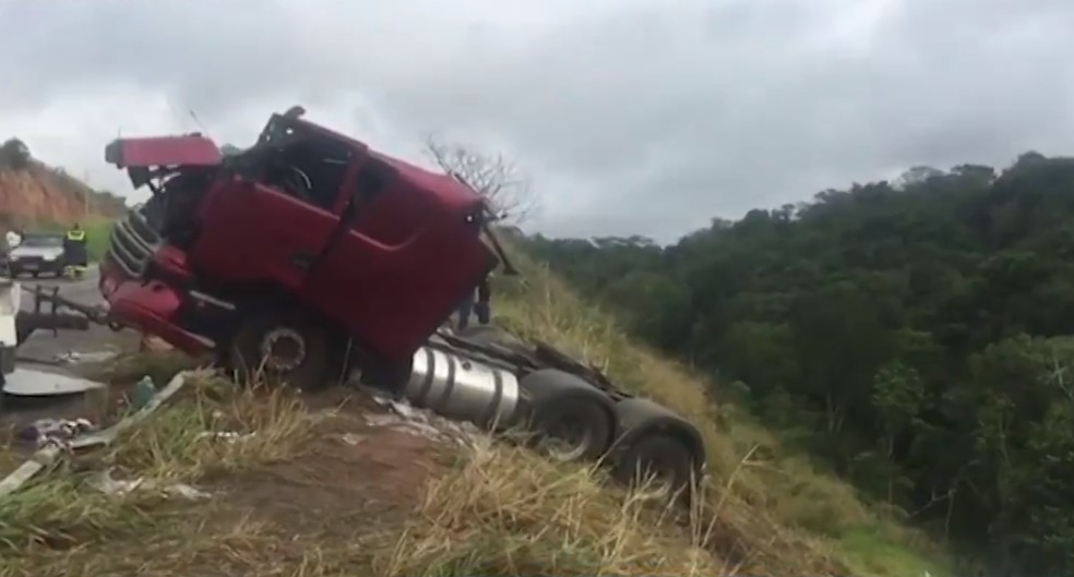 Caminhão carregado de ovos tomba duas vezes na BR-101 e deixa duas pessoas mortas — Foto: Reprodução/TV Bahia