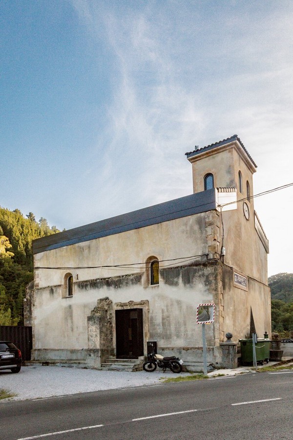 Igreja do século XVI vira lar moderno para fotógrafo skatista (Foto: Nerea Moreno / Divulgação)
