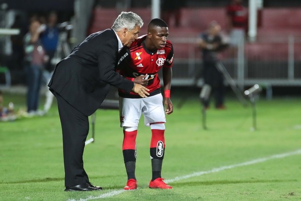 Após pedidos da torcida, Rueda explica  demora para colocar Vinicius no jogo