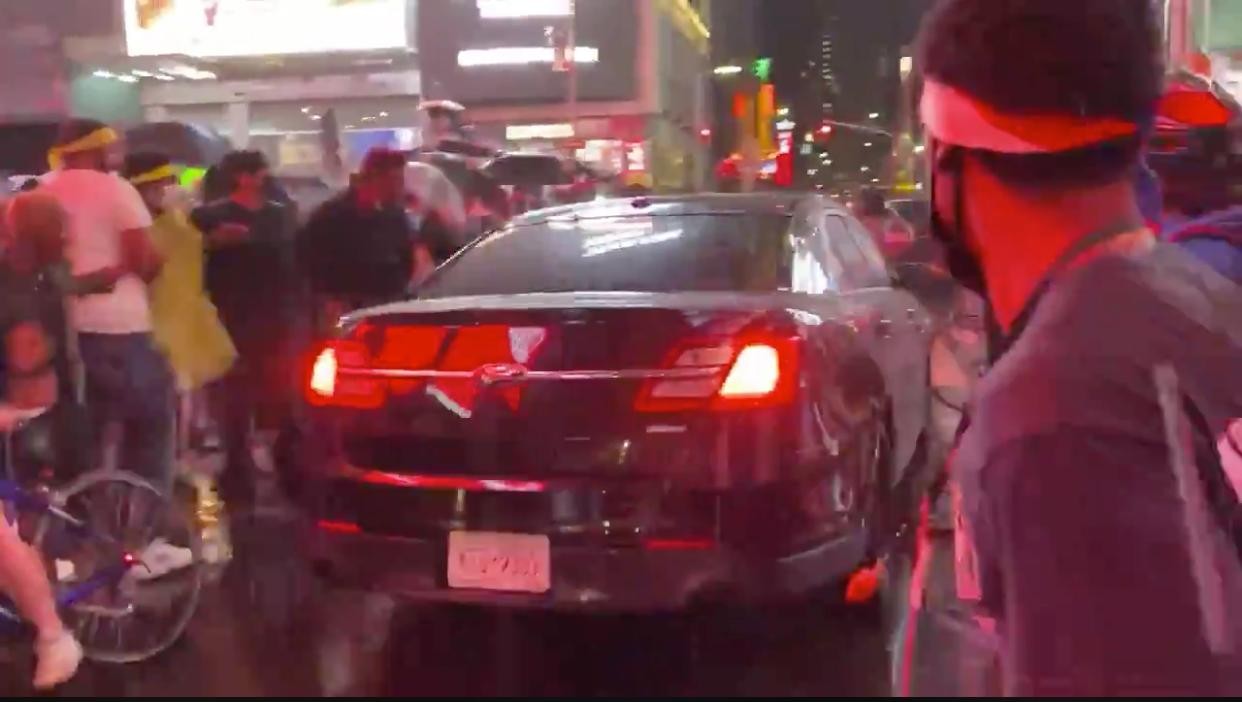 Motorista acelera e atravessa manifestantes marchando na Times Square (Foto: Reprodução/Twitter)