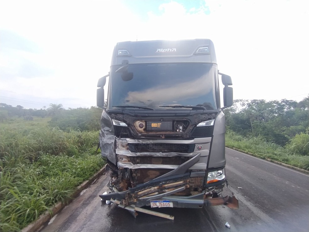 Colisão entre carro e caminhão deixa duas pessoas mortas e uma em coma na BR-230, em Pastos Bons — Foto: Divulgação/ PRF