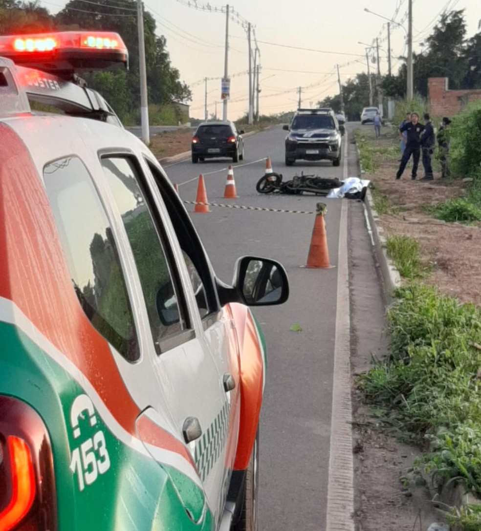 Vítima estava em uma moto e morreu logo após a batida — Foto: Guarda Municipal