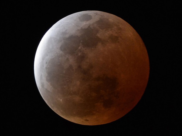 Eclipse lunar total, fenômeno conhecido como 'Lua de sangue', é observado na cidade de Urasoe, em Okinawa, no Japão, neste sábado (4) (Foto: AP Photo/Kyodo News)