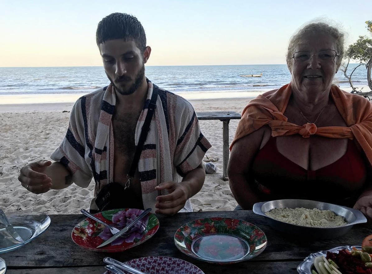 Chay Suede exibindo sua aliança de compromisso ao lado da avó de Laura Neiva (Foto: Reprodução / Instagram)