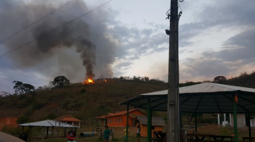 Área que fica próximo a escola agroecológica é atingida pelo fogo em Lambari (Foto: Reprodução EPTV)