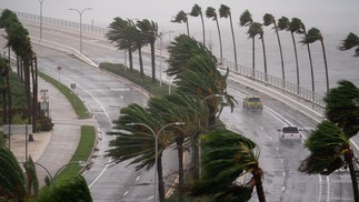Motoristas trafegam por avenida litorânea durante fortes ventos em Sarasota, Flórida — Foto:  Sean Rayford / GETTY IMAGES NORTH AMERICA / Getty Images via AFP