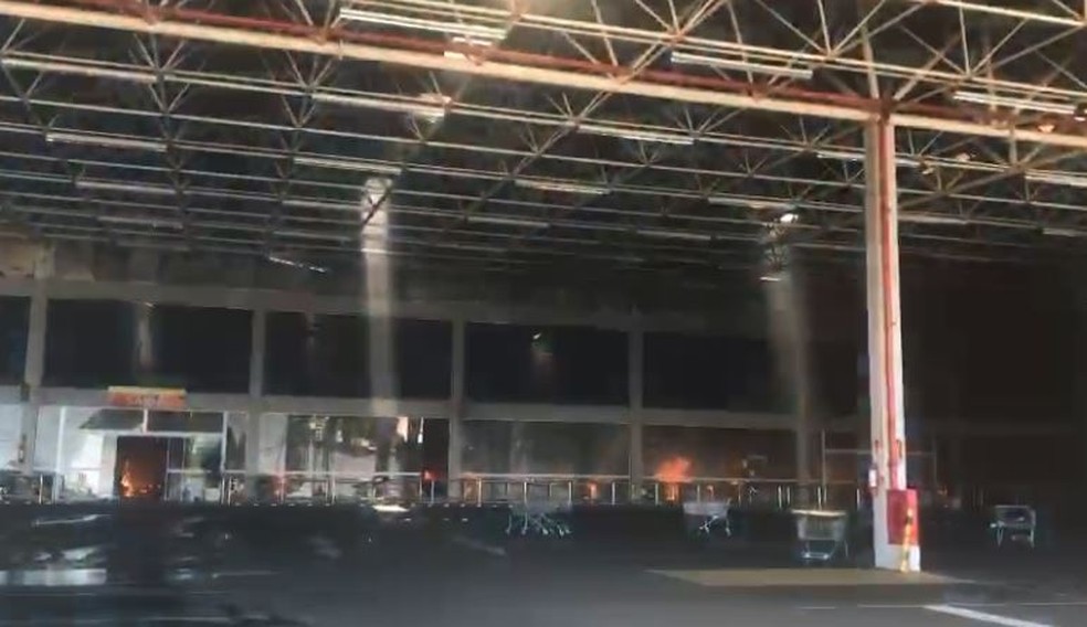 Incêndio em supermercado em Florianópolis — Foto: Guarda Municipal/ Reprodução 