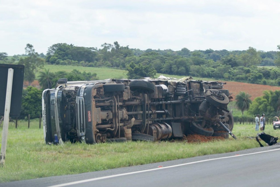Caminhão tombou em rodovia entre Promissão e Lins — Foto: J. Serafim/Divulgação