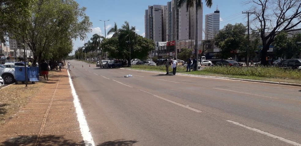 Homem foi atropelado fora da faixa de pedestres em Palmas &mdash; Foto: Wesley Murici/TV Anhanguera