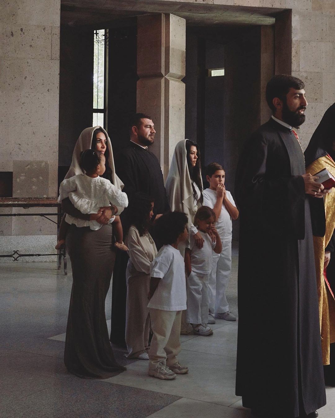 Kim Kardashian mostra fotos com os filhos em batismo na Armênia (Foto: Reprodução/Instagram)