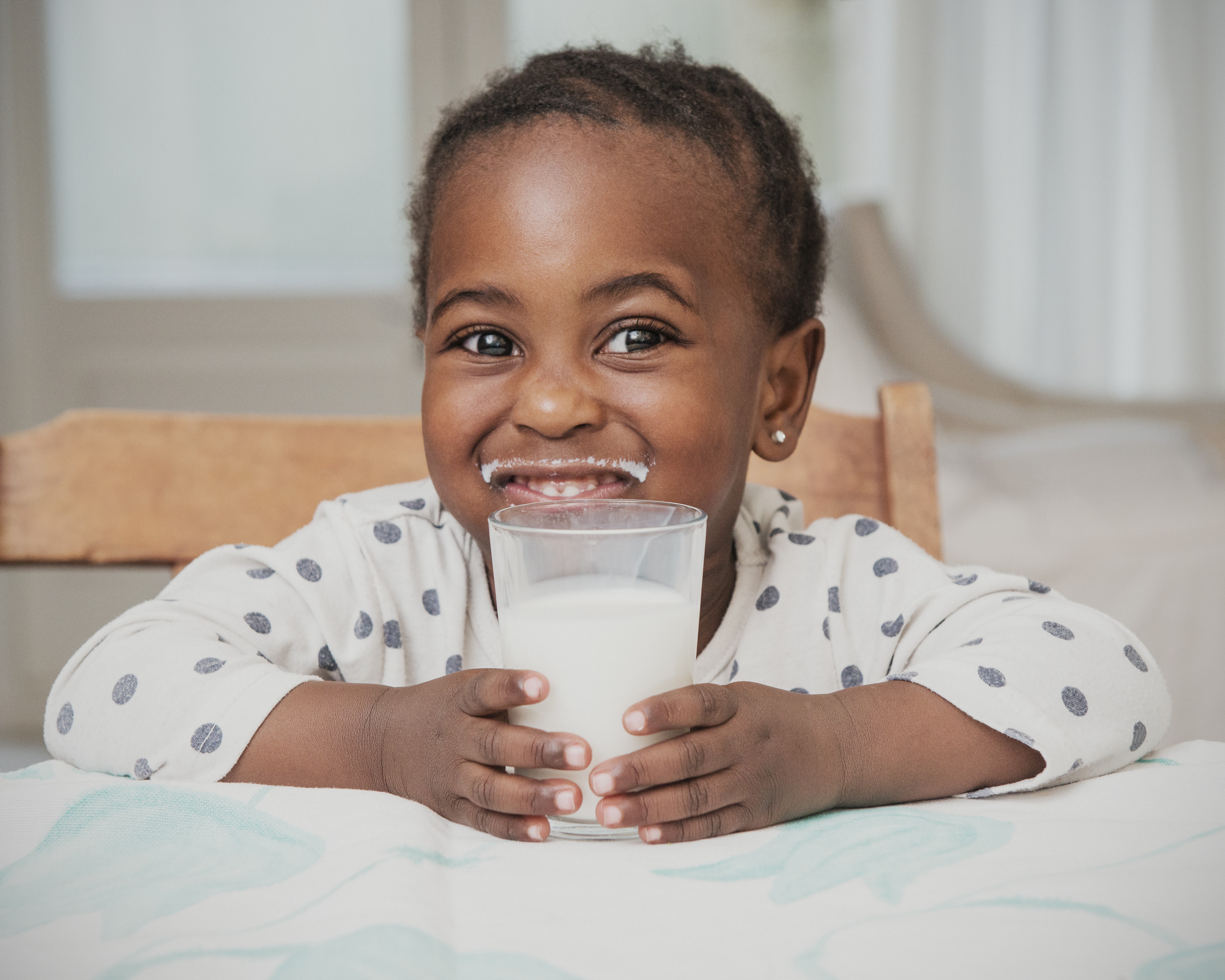 Criança bebendo leite (Foto: Getty Images)