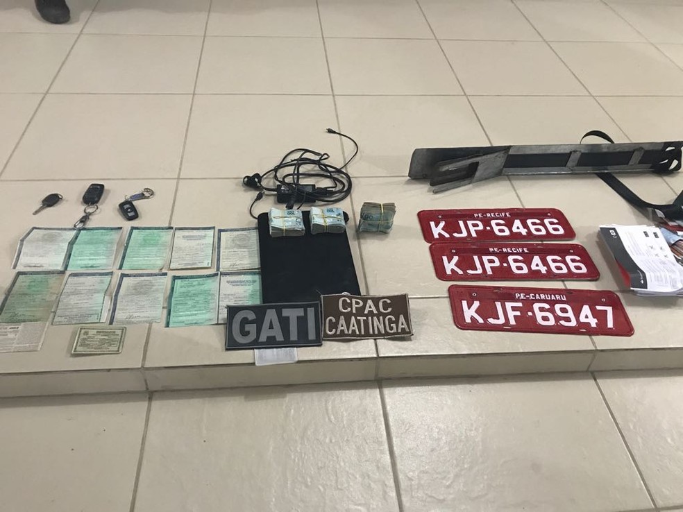 Material apreendido com os suspeitos  (Foto: Polícia Militar / Divulgação)