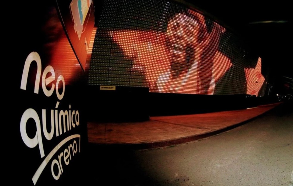 Maior vítima do Rei, Corinthians faz homenagem a Pelé em telões da Arena