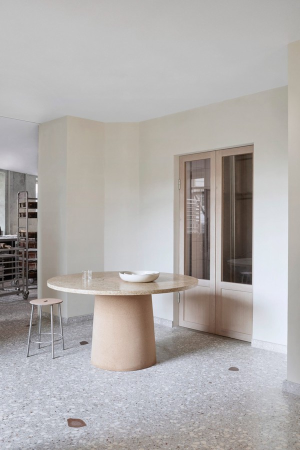 Padaria na Dinamarca combina interiores minimalistas com peças de design (Foto: Maja Karen)