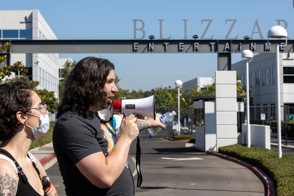 Irvine, CA - July 28: Several hundred Activision Blizzard employees stage a walkout which they say is in a response from company leadership to a lawsuit highlighting alleged harassment, inequality, and more within the company outside the gate at Activisio (Foto: Los Angeles Times via Getty Imag)
