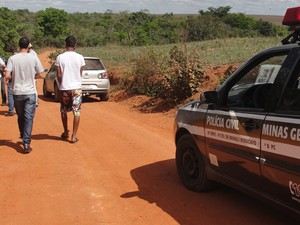 Suspeitos levaram a polícia até o corpo  (Foto: PM/Divulgação)