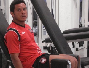 Marcinho, meia do Atlético-PR, no CT do Caju (Foto: Fernando Freire/GLOBOESPORTE.COM)