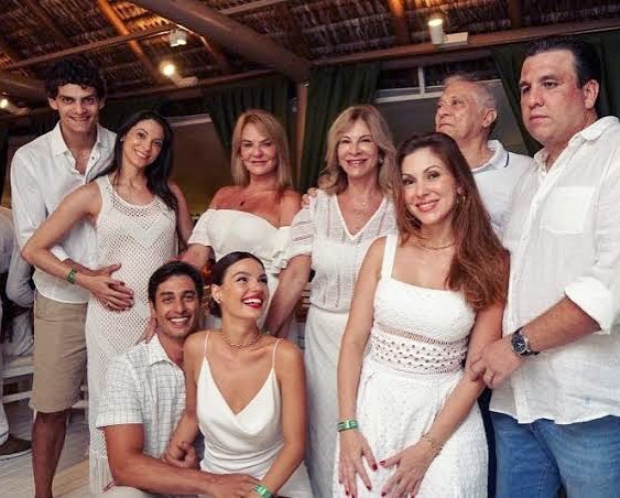 Isis Valverde com a família (Foto: Reprodução/Instagram)