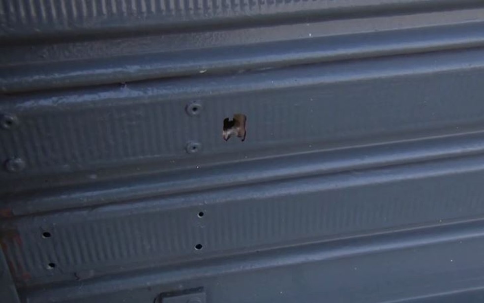 Disparos atingiram parede da lanchonete em Marília — Foto: TV TEM/Reprodução