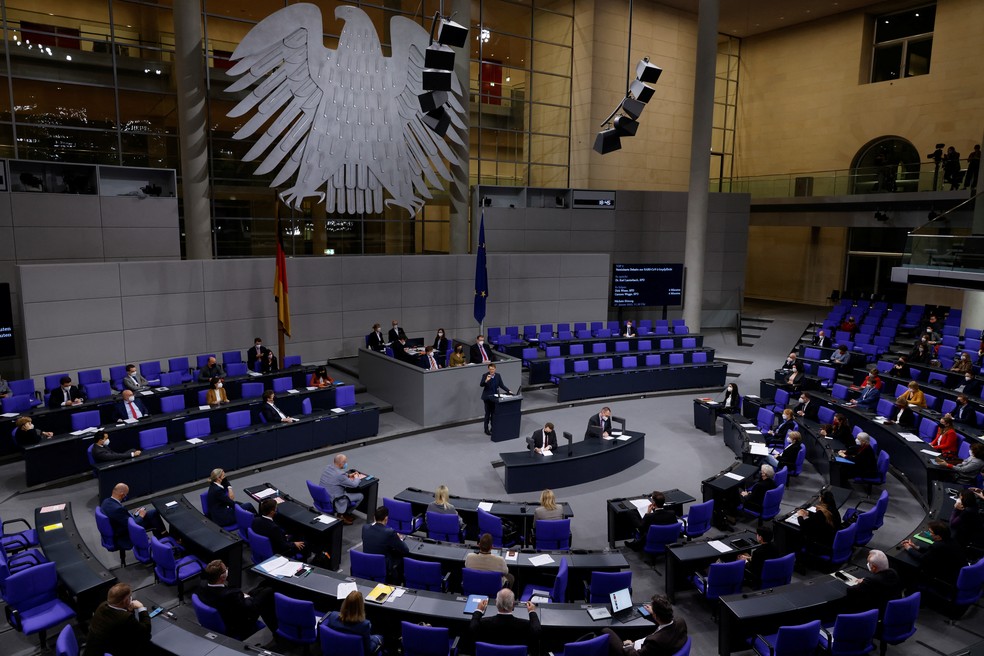 Parlamentares alemães discutem no Parlamento do país sobre a obrigatoriedade da vacina contra Covid-19 no país — Foto: Michele Tantussi/Reuters