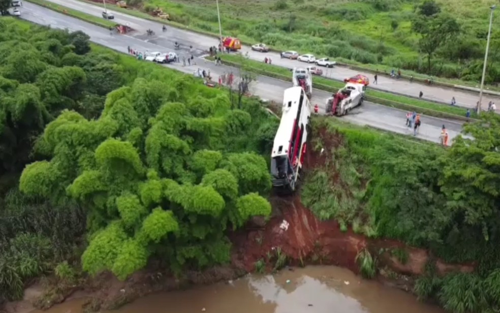 Ônibus que caiu em ribanceira na BR-153 é retirado — Foto: Reprodução/TV Anhanguera
