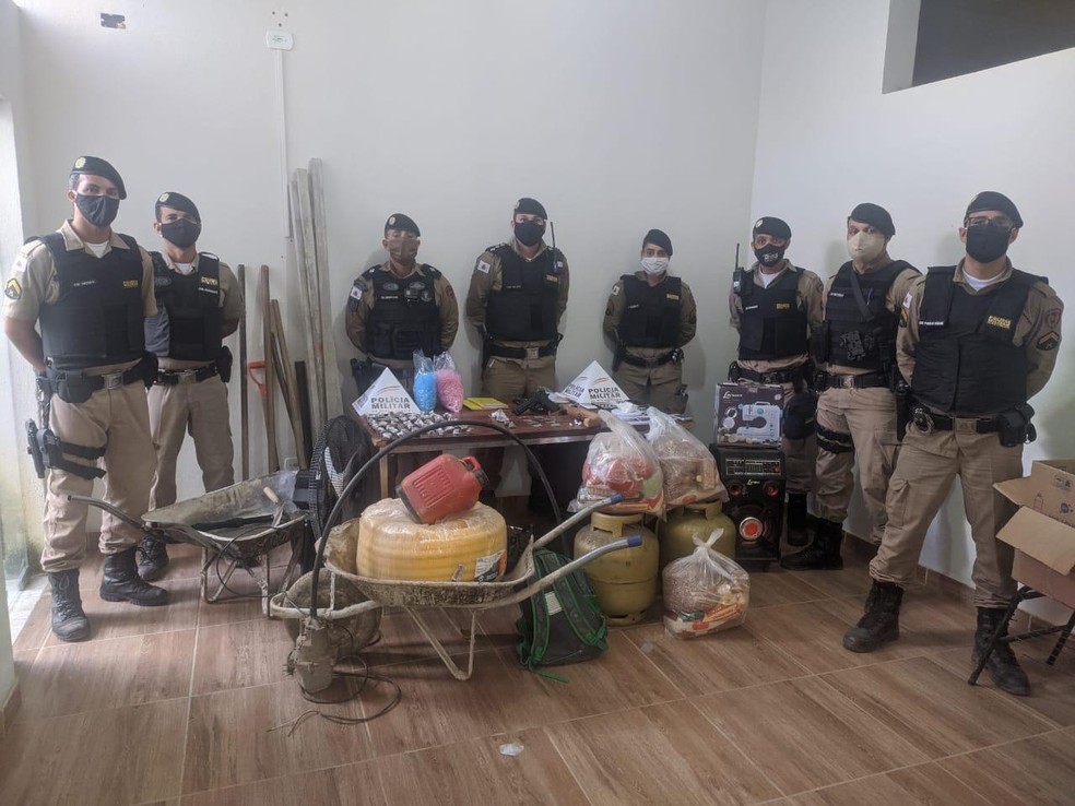 Em Itambacuri, Polícia Militar recupera produtos furtados de órgão público; um adolescente foi detido — Foto: Polícia Militar/Divulgação 