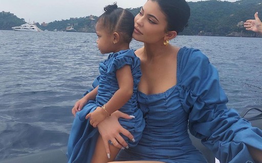 Kylie Jenner desabafa sobre a filha de 4 anos: "Não me deixa mais vesti-la"