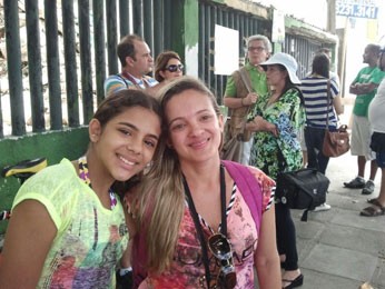 Ana Cristina e a filha, Maria Clara, protestaram contra a destruição do prédio (Foto: Katherine Coutinho / G1)