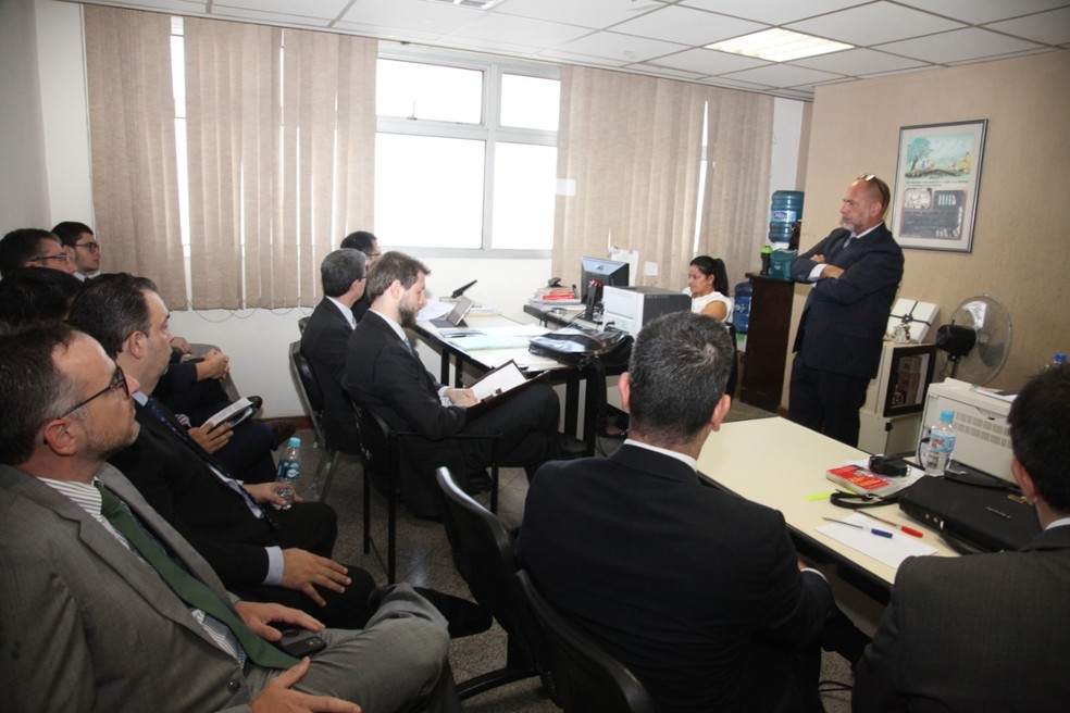 Advogados em audiência sobre a prisão domiciliar para Ronaldinho — Foto: Divulgação