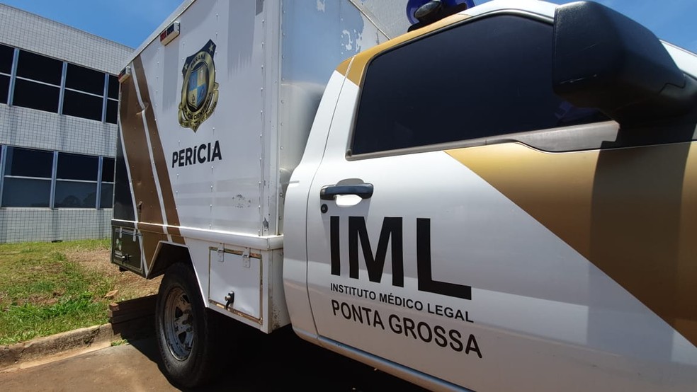 Corpo da vítima foi levado para o IML de Ponta Grossa — Foto: Carla Yarin/RPC Ponta Grossa