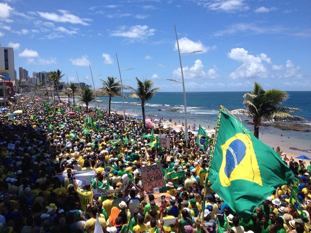 Manifestantes saíram do Farol da Barra em direção ao Crsito, na orla da Barra, em Salvador, 11h. Bahia (Foto: Henrique Mendes/ G1)