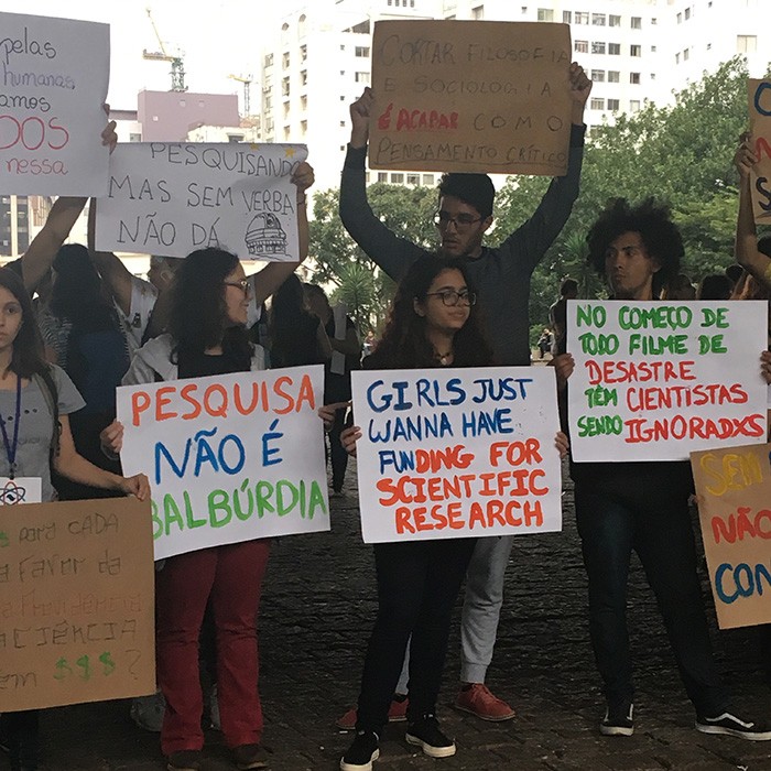 Alguns dos cartazes durante a concentração no MASP (Foto: Carina Brito/Editora Globo)