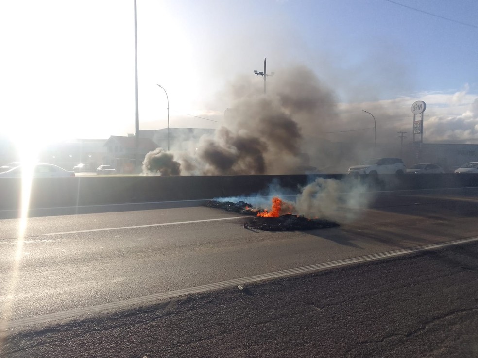 Bloqueio golpista na BR-101, em Itajaí, em Santa Catarina — Foto: Corpo de Bombeiros/Divulgação